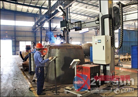 中联搅拌车制造部引进端法兰焊接机器人