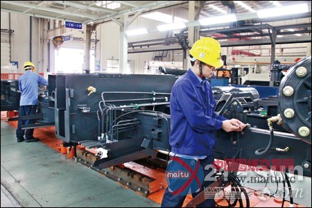 中联重科汽车起重机底盘管线整容见成效