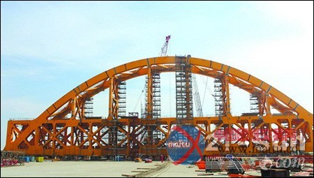 全球起重量最大的可移动门式起重机总装合龙