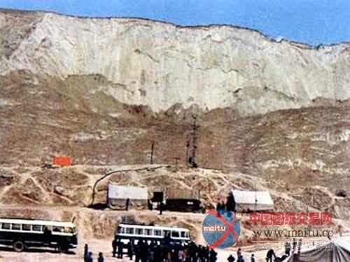 甘肃东乡山体自然滑坡造成6死1伤