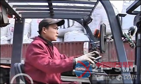 荆州十大杰出青年候选人王屈成:叉车能手