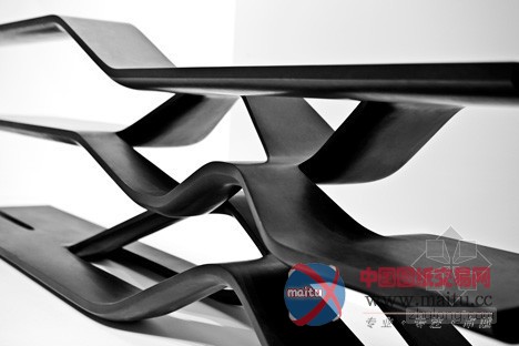 扎哈•哈迪德设计的CITCO流线型书架