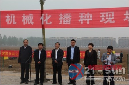常林农装参加临沂市花生机械化播种现场会