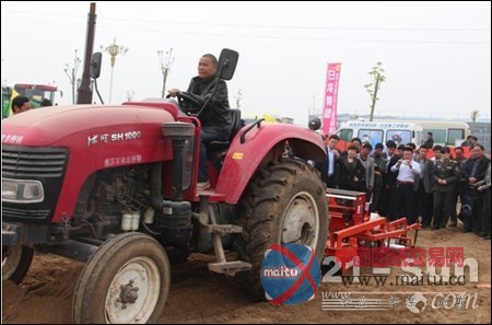 常林农装参加临沂市花生机械化播种现场会