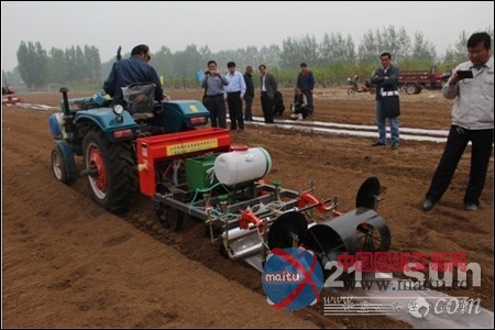 常林农装参加临沂市花生机械化播种现场会