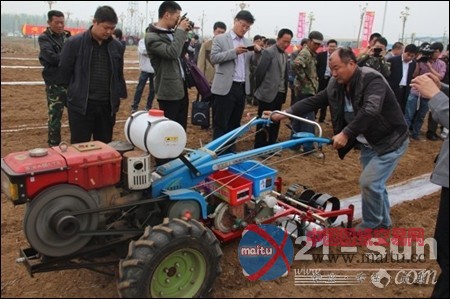 常林农装参加临沂市花生机械化播种现场会