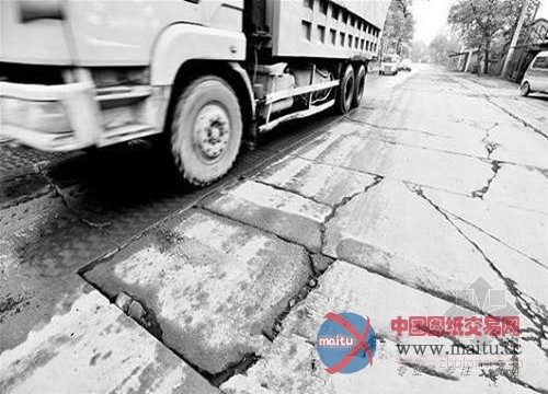 武汉“最坚强”公路变身“路脆脆”每米造价超2万