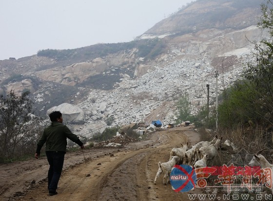 方山峪方山村村平易近讲,这里之前山清水秀周末常有城里人来游玩,此刻已被五六家采石场包抄,山体也被挖的满目疮痍