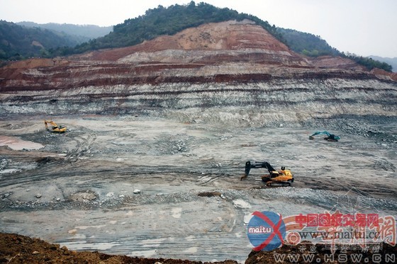 铜川市正在进行一处煤矿采空区综合治理,为了清理地下自燃的残煤,只得对上面的山体“刨肠破肚”,周边环境元气大年夜伤。
