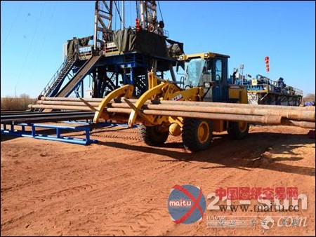 徐工“私人订制”夹钳装载机沙海逞英豪