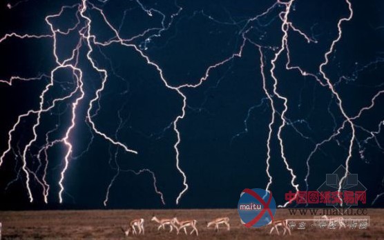 美国研究员借激光在云团制造风暴闪电