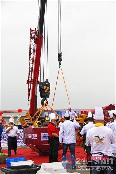 三一随车吊协助制作2500斤“世界第一锅”