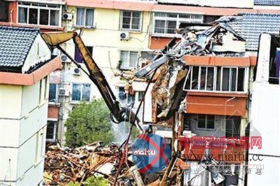 江苏25年老楼现裂缝住户撤离 5天后楼体坍塌