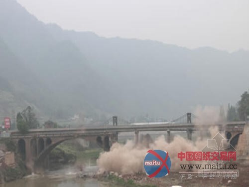 “川藏线第一桥”拆除现场