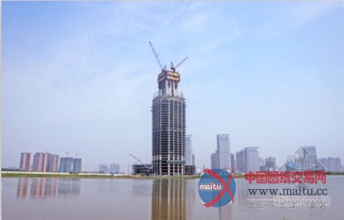 武汉中心大厦“长高”至210米 CBD地标呼之欲出