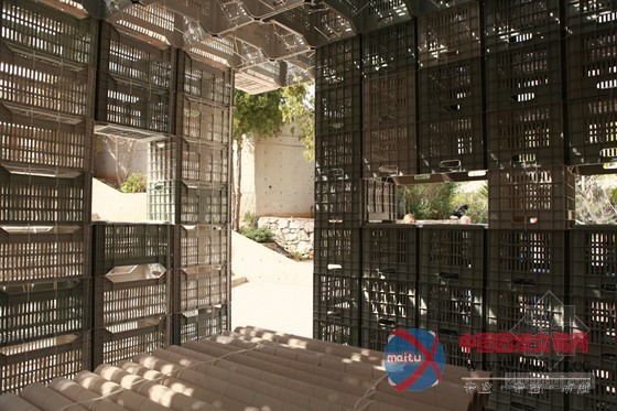 独特设计:建筑学生用塑料箱和绳带组建应急避难所