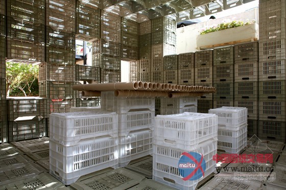 独特设计:建筑学生用塑料箱和绳带组建应急避难所