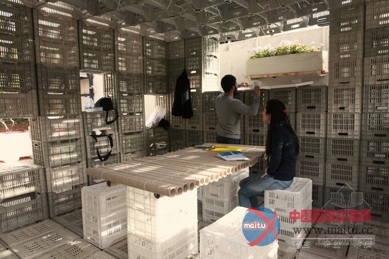 独特设计:建筑学生用塑料箱和绳带组建应急避难所