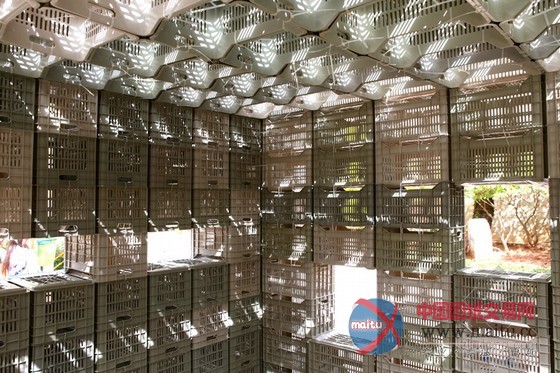 独特设计:建筑学生用塑料箱和绳带组建应急避难所