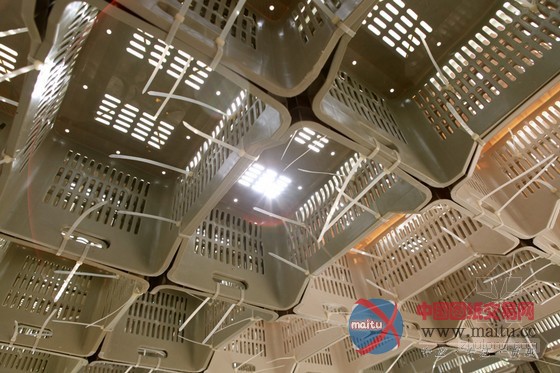 独特设计:建筑学生用塑料箱和绳带组建应急避难所