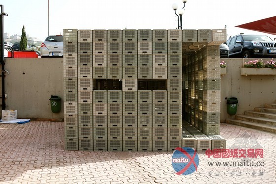 独特设计:建筑学生用塑料箱和绳带组建应急避难所