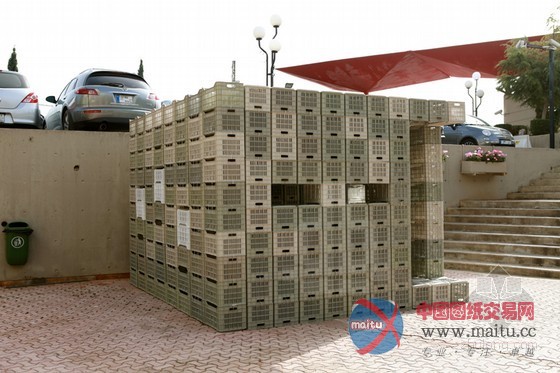 独特设计:建筑学生用塑料箱和绳带组建应急避难所