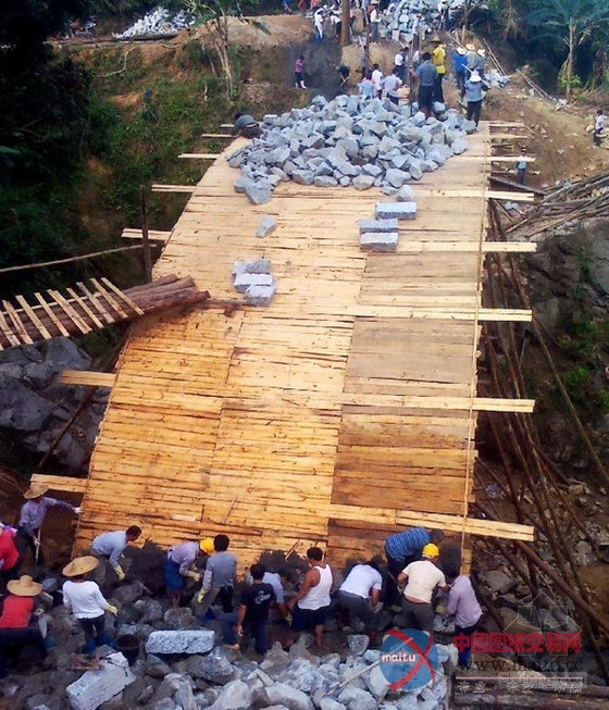 广东高州石拱桥坍塌事故续:4人被控制