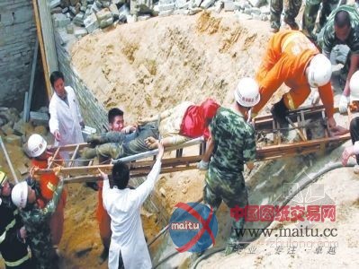 因建房施工造成围土坍塌 致信阳一小区内3人死亡