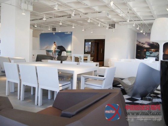 纽约Vondom旗舰商店 室内明快充满活力