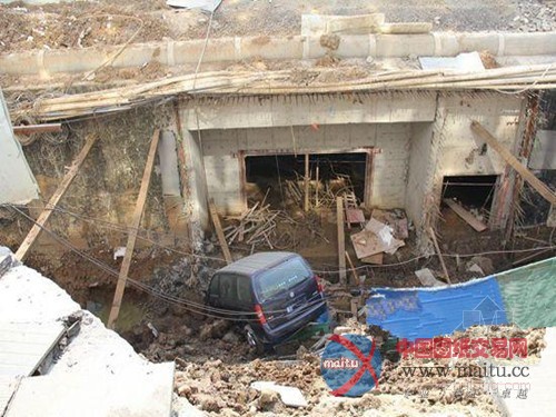 安徽六安路面塌陷 致车辆坠5米深坑