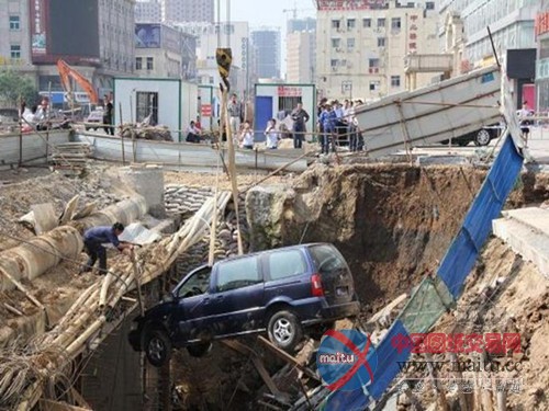 安徽六安路面塌陷 致车辆坠5米深坑