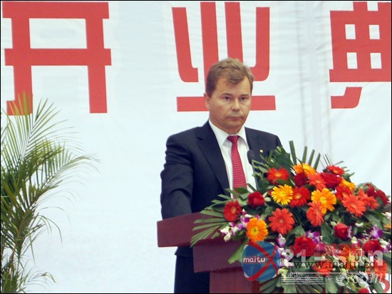 强强联合 中国重汽全面进军汽车起重市场