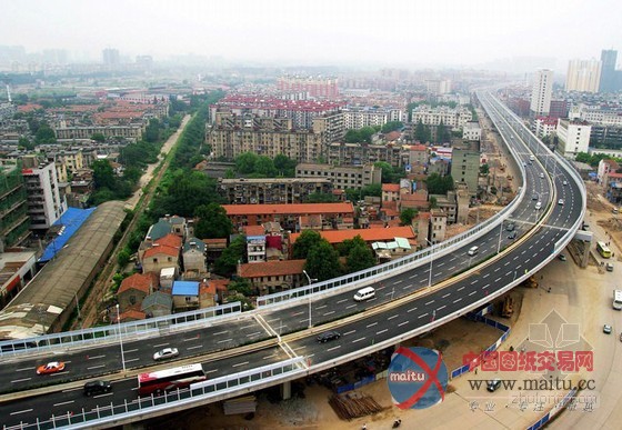 烂尾经典:高架桥通车三年 匝道空中断头