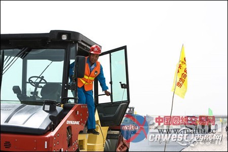 压路机司机孙鸿杰最想做的事,是带媳妇去看大海,8年过去了,这个承诺没能兑现。但其实老家威海,就在海边。 压路机司机孙鸿杰最想做的事,是带媳妇去看大海,8年过去了,这个承诺没能兑现。但其实老家威海,就在海边。