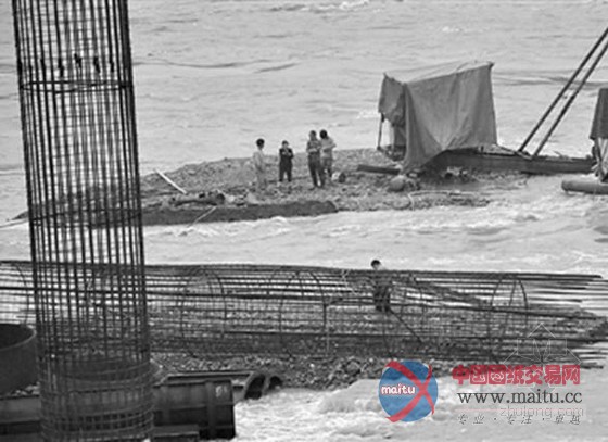 桐庐一在建大桥工地被淹