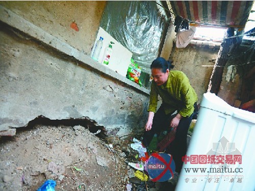 经过填埋后,小梁庄街马女士家的房屋仍看到明显下陷痕迹