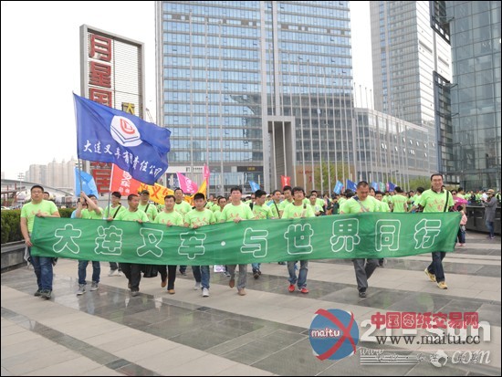 大连叉车绿色军团在徒步大会上放飞希望