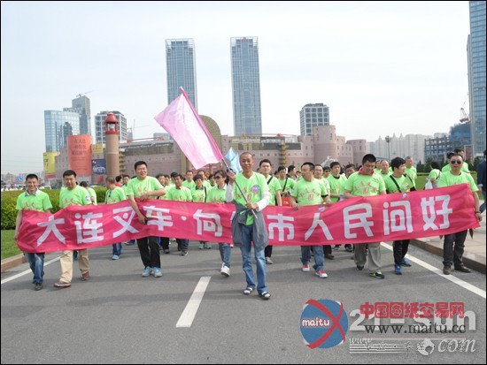 大连叉车绿色军团在徒步大会上放飞希望