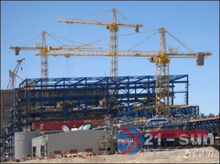 利勃海尔大型塔式起重机工作在智利沙漠