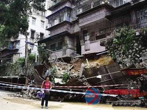 居民楼前挡土墙坍塌 深夜凿墙疏散住户