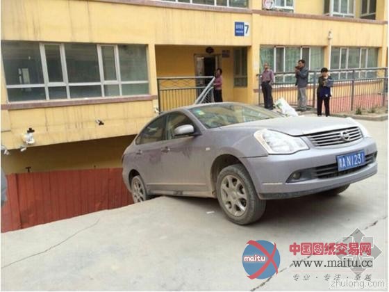 青海地面塌陷近200平米大坑 两车坠入