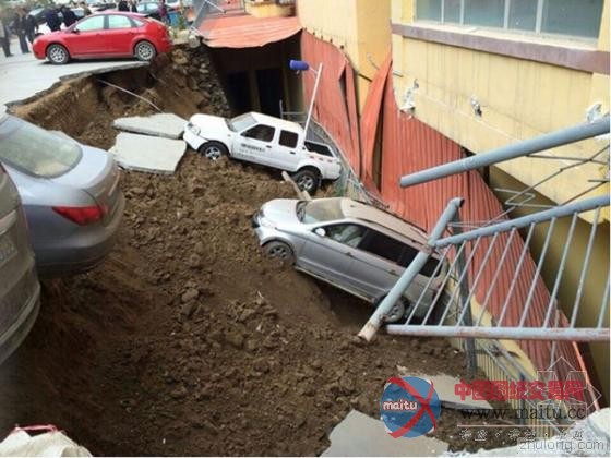 青海地面塌陷近200平米大坑 两车坠入