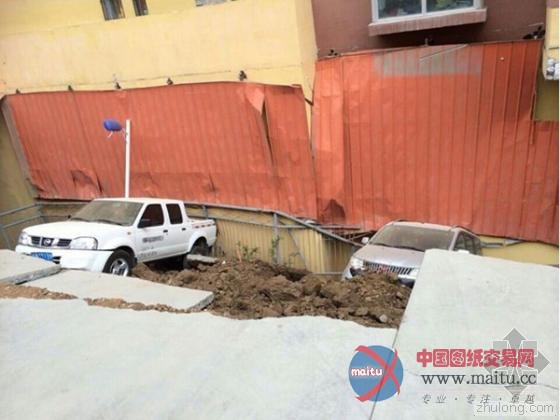 青海地面塌陷近200平米大坑 两车坠入