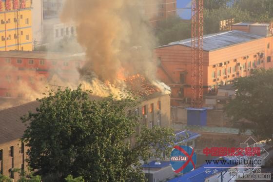 北京老楼大火致楼顶被烧塌