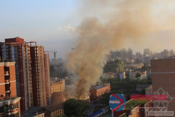 北京老楼大火致楼顶被烧塌