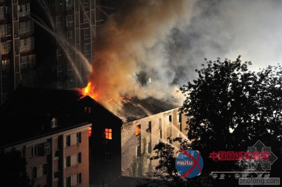 北京老楼大火致楼顶被烧塌