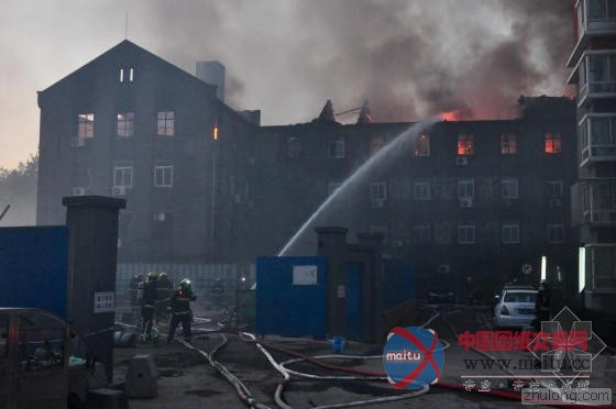 北京老楼大火致楼顶被烧塌