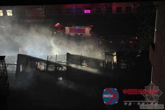 北京老楼大火致楼顶被烧塌