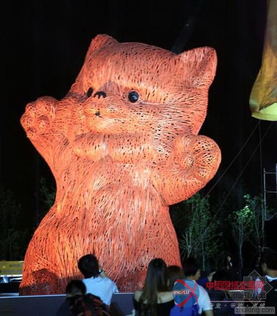 “大黄鸭之父”新作“粉红猫”亮相艺术设计双周展