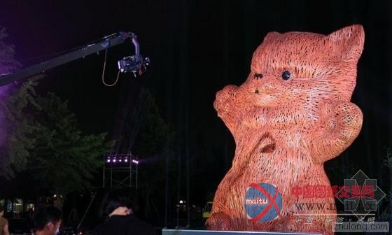 “大黄鸭之父”新作“粉红猫”亮相艺术设计双周展